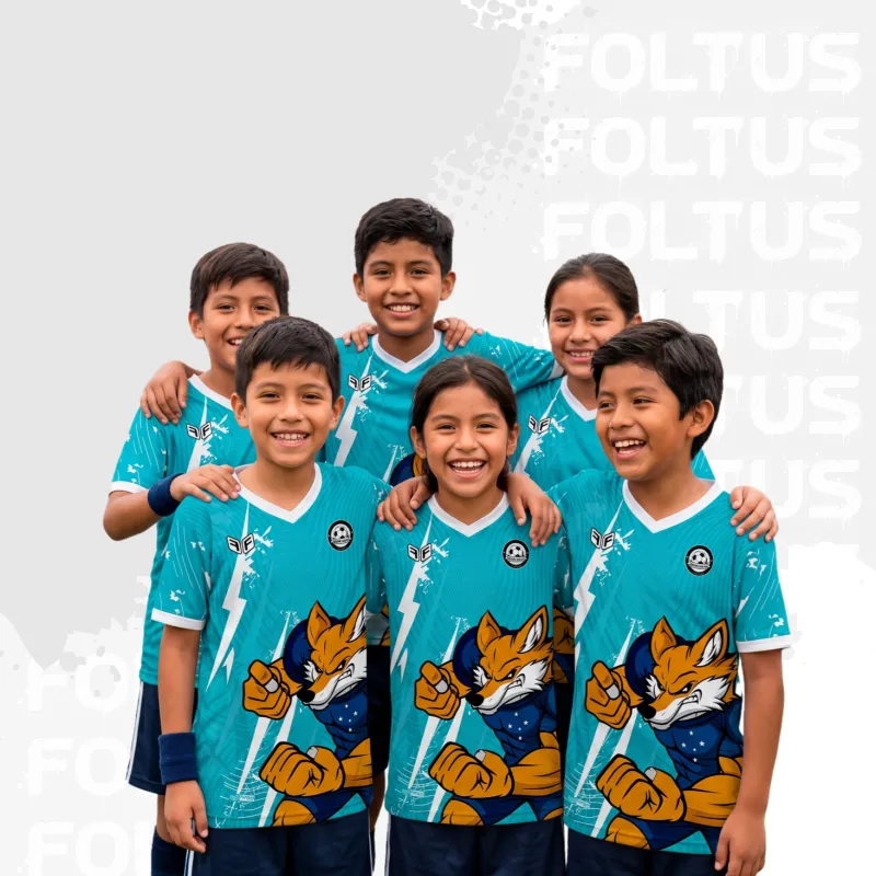 Niños de escuela de fútbol con camisetas personalizadas